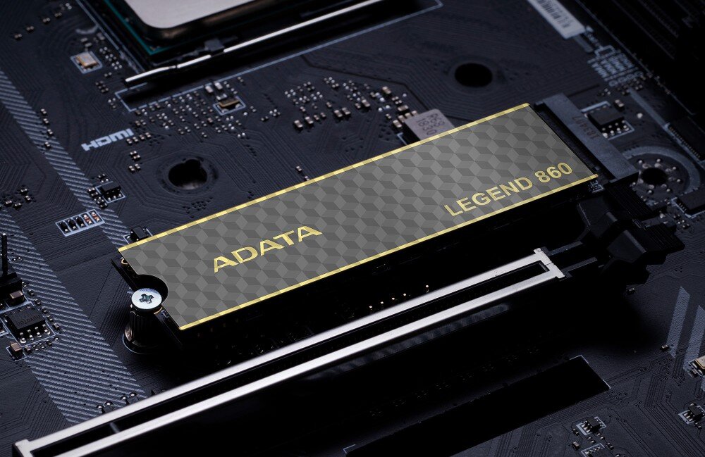 Dysk ADATA Legend 860 2TB SSD Dysk w formacie M.2 zamontowany na płycie głównej komputera, widoczne gniazda i elementy elektroniczne wokół, prędkość, interfejs, interfejs