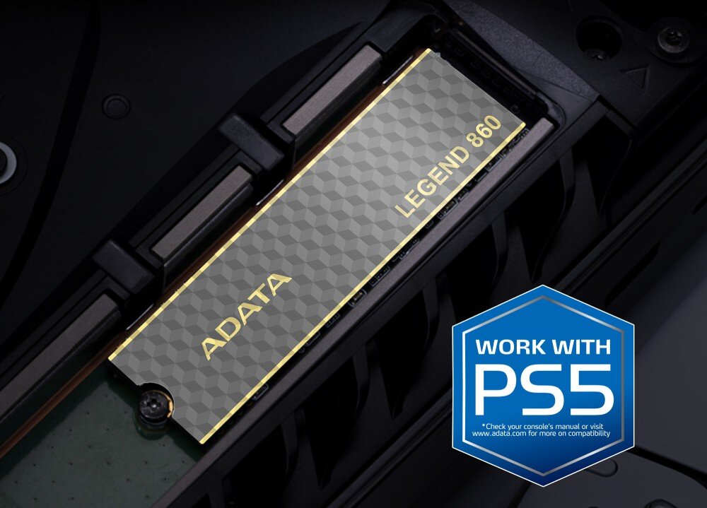 Dysk ADATA Legend 860 2TB SSD Dysk w formacie M.2 umieszczony wewnątrz konsoli do gier obok niebieskiego znaku z napisem 'WORK WITH PS5', kompatybilność, konsole PS5