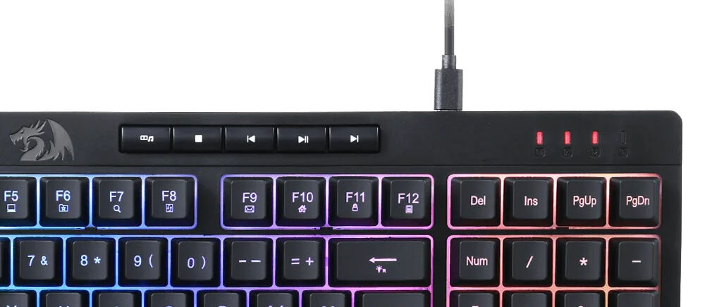 Klawiatura REDRAGON K515-RGB Shiva 98 stabilne połączenie za pomocą odłączanego kabla USB-A / USB-C o długości ok. 150 cm, zbliżenie na przewód podłączony do klawiatury