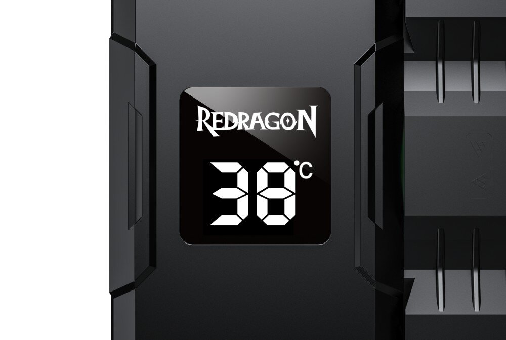 Chłodzenie CPU REDRAGON CC-1014 Zbliżenie na cyfrowy wyświetlacz temperatury w obudowie chłodzenia z widoczną wartością 38 stopni Celsjusza, wyświetlacz