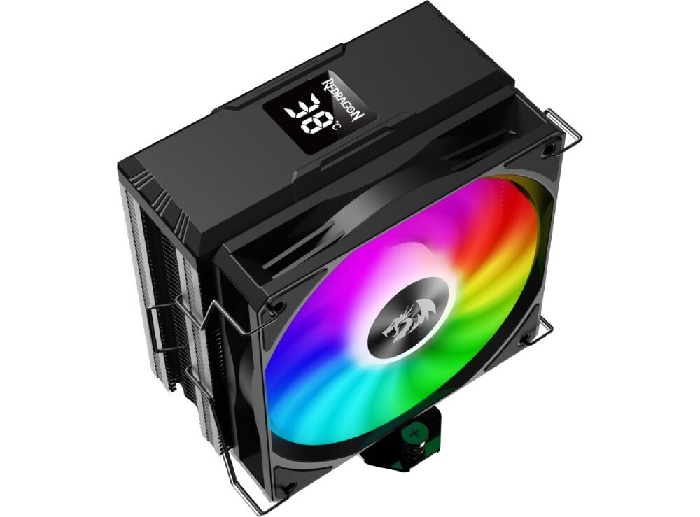 Chłodzenie CPU REDRAGON CC-1013 Ujęcie chłodzenia procesora pod kątem. Pokazany wentylator z podświetleniem RGB, radiator i ekran temperatury na górze, łożyska, żywotność, TDP