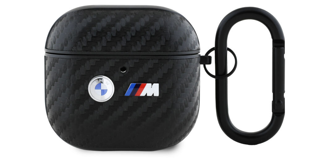 Czarne etui na słuchawki z teksturą karbonową, ozdobione logo BMW i kolorowym emblematem M. Obok etui znajduje się czarny karabińczyk.