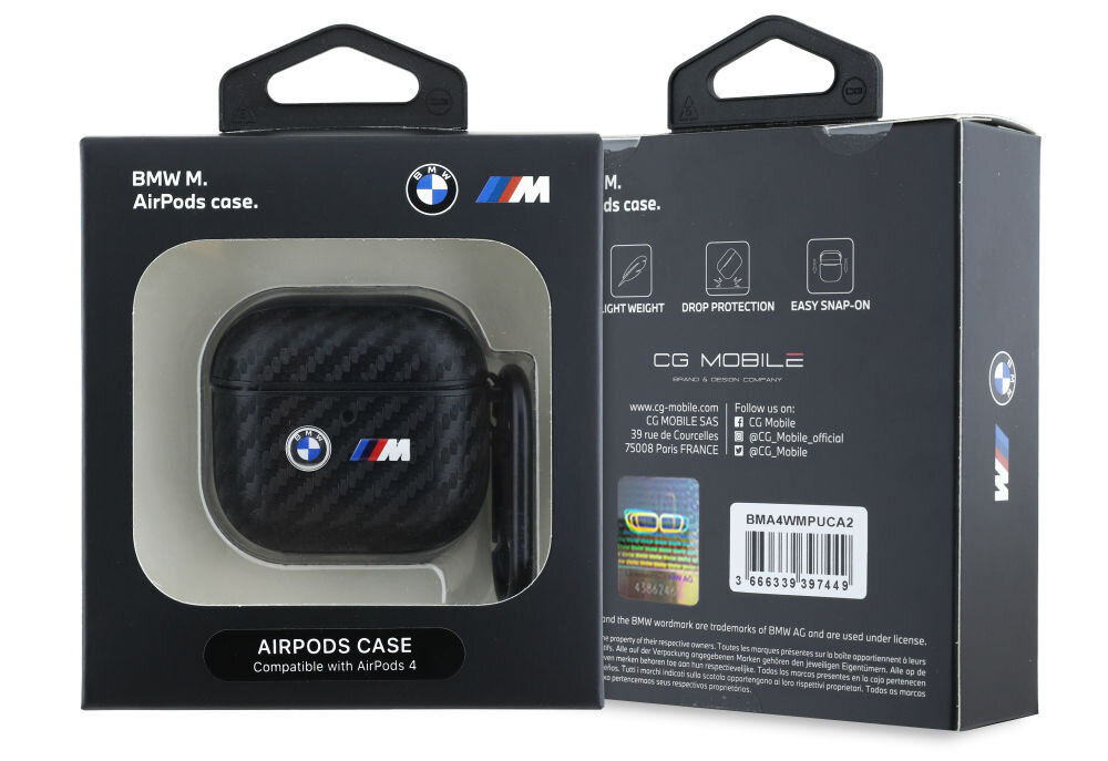 Opakowanie etui na słuchawki z logo BMW M, wykonane z materiału o wyglądzie włókna węglowego, kompatybilne z AirPods 4. Na opakowaniu widoczne są ikony przedstawiające cechy produktu: lekkość, ochrona przed upadkiem i łatwość zakładania.