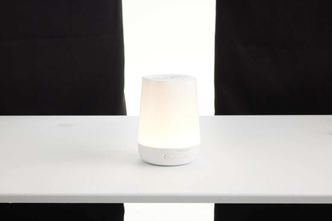 Lampka z odtwarzaczem dźwięków MOMCOZY WN002-WH00BA-A wygląd design tło prezentacja wizualizacja Przyjazna atmosfera
