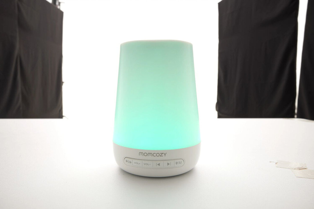 Lampka z odtwarzaczem dźwięków MOMCOZY WN002-WH00BA-A Regulowane światło 7 różnych kolorów światła dostosowanie od ciepłej barwy sprzyjającej relaksowi, po intensywne kolory