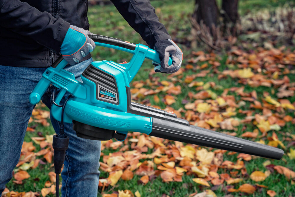 Odkurzacz do liści GARDENA ErgoJet 3000 9332-20 elektryczny waga 4,8 kg latwy w manewrowaniu ergonomiczny uchwyt miekkie elementy dlugosc kbla 0,3 m wygodna obsluga