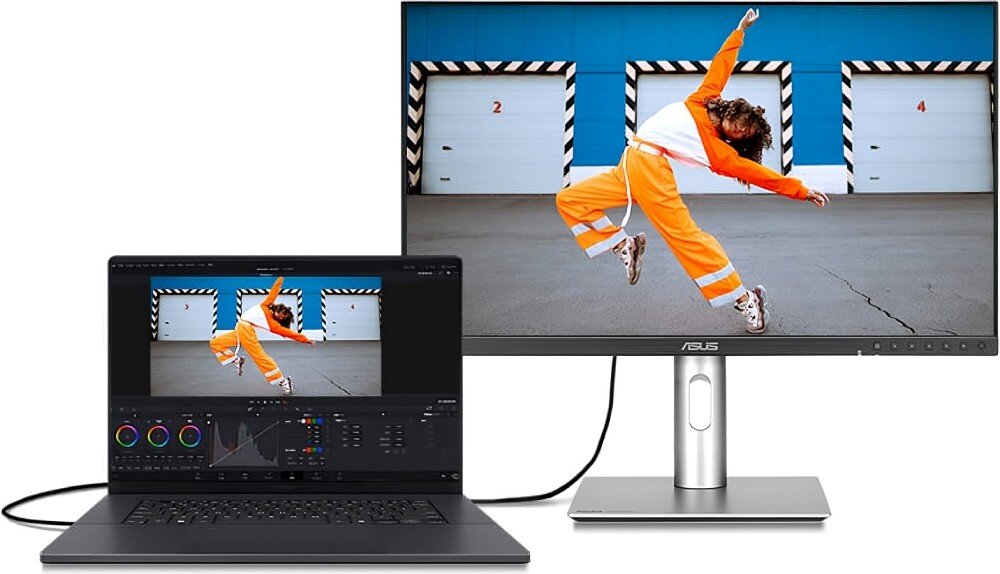 Monitor ASUS ProArt Display PA27JCV Laptop podłączony do monitora wyświetlającego zdjęcie tańczącej osoby w pomarańczowym ubraniu; oba urządzenia pokazują ten sam obraz w programie do edycji wideo, port USB-C, gniazda, hub USB