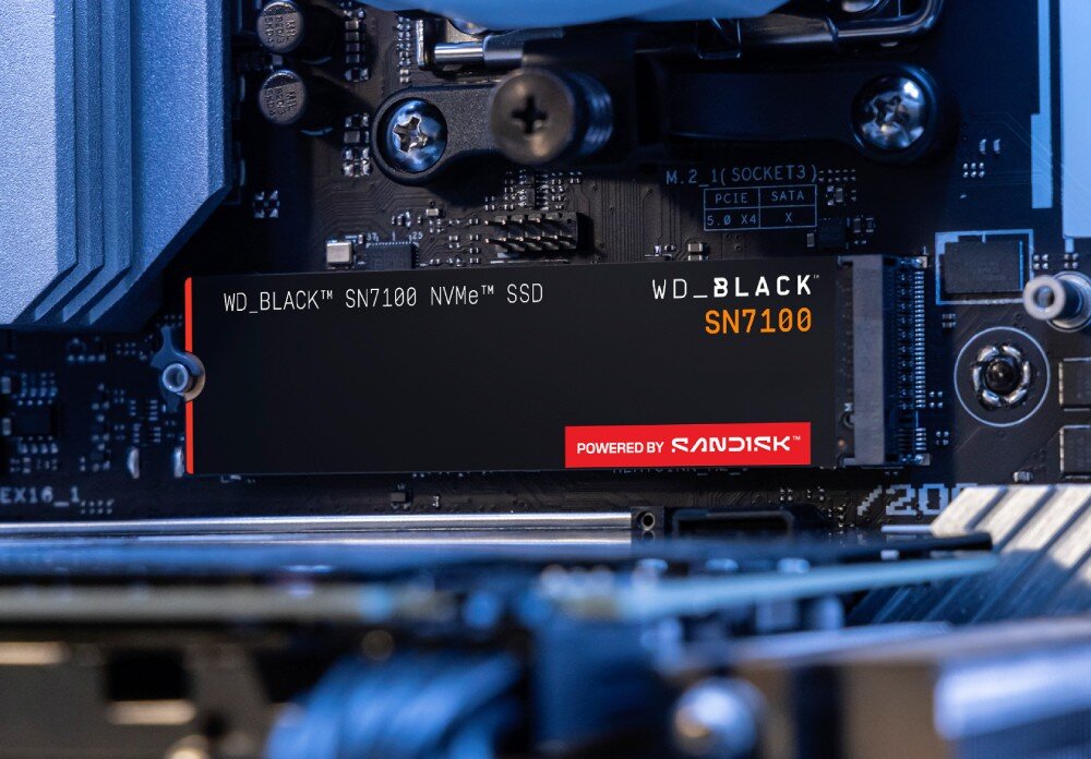 Dysk SANDISK WD Black SN7100 Dysk SSD M.2 wpięty bezpośrednio do gniazda na płycie głównej komputera stacjonarnego obok metalowych radiatorów i elementów montażowych, aplikacja, funkcje, aktualizacja