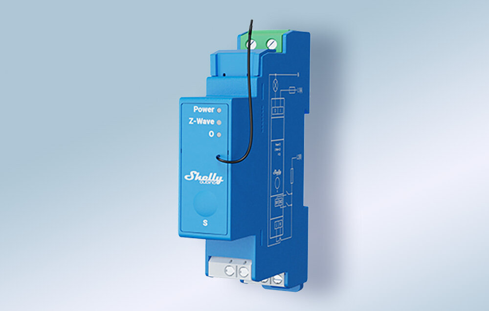 Przekaźnik SHELLY Qubino Z-Wave Pro 1, obciążenie, napięcie, energia, konsumpcja, na niebieskim tle przekaźnik frontem prawo skos
