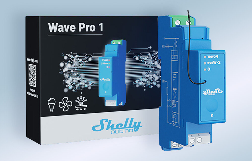 Przekaźnik SHELLY Qubino Z-Wave Pro 1, SmartStart, SQ, wejścia, transmisja, na niebieskim tle przekaźnik frontem prawo skos wraz z opakowaniem