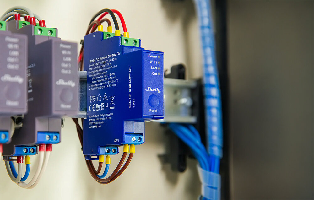 Sterownik oświetlenia SHELLY Pro Dimmer 0/1-10 V PM, zasialnie, sterowanie, energia, elektryka, sterownik zamontowany na szynie DIN