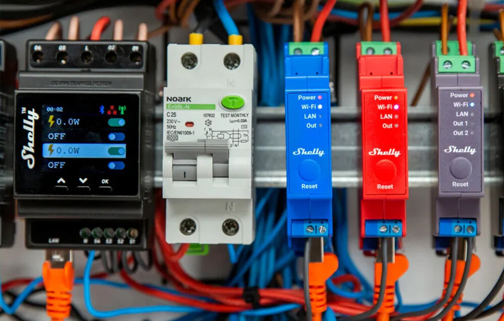 Sterownik oświetlenia SHELLY Pro Dimmer 0/1-10 V PM, pobór, obciążenie, napięcie, mierniki, sterownik zamontowany do skrzynki elektrycznej