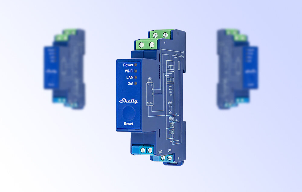 Sterownik oświetlenia SHELLY Pro Dimmer 0/1-10 V PM, zasięg, łącznośc, scenariusze, oświetlenia, na niebieskim tle sterownik w 3 odsłonach, frontem prawo i lewo skos