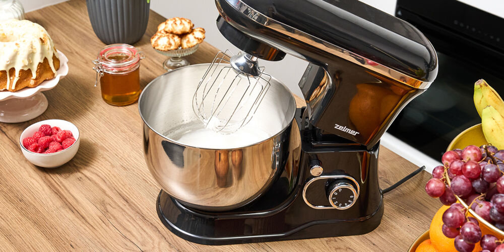 Robot planetarny ZELMER ZKR1355 1200W czarny robot stojący na blacie w otwartej pozycji masa w misce mieszadło pokrętło technologia SMART MIX utrzymanie stałej prędkości mieszania z lekkimi, płynnymi składnikami z ciężkimi, zwartymi mieszankami automatycznie dostosowuje swoją moc oszczędność czasu pewność odpowiednio wymieszana masa 