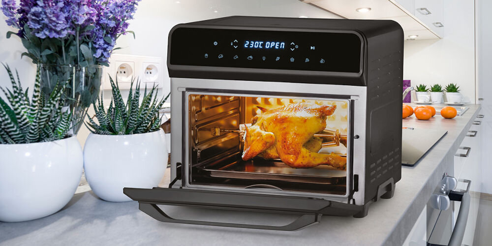 Air Fryer Frytkownica beztłuszczowa ZELMER Maxi ZAF9230 Czarny frytkownica stoi na blacie otwarte drzwiczki wyświetlacz w środku kurczak an rożnie wyświetlacz duże porcję gotowanie bez ograniczeń pojemność 23 l obfite ilości frytek, soczyste mięsa, aromatyczne warzywa upieczenie całego kurczaka dla dużych rodzin na spotkania z bliskimi Wygodne, pojemne i niezwykle praktyczne