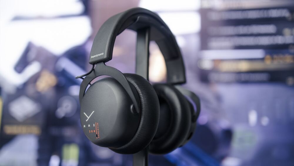 beyerdynamic MMX 200 lokalizacja gra sluchawki na zdjeciu czlowiek siedzacy przed komputerem
