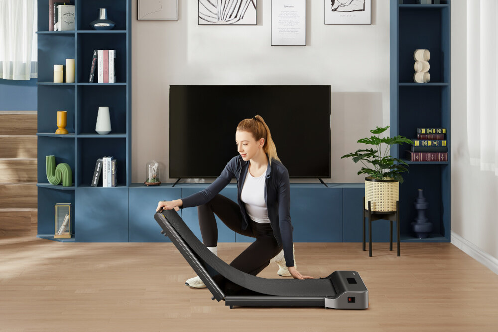 Bieżnia elektryczna KINGSMITH Z1 Fold Walking Device 550W 6km-h kobieta w pokoju składa bieżnię składana prędkość do 6 km/h spacer lekki marsz intuicyjny design praktyczne rozwiązania