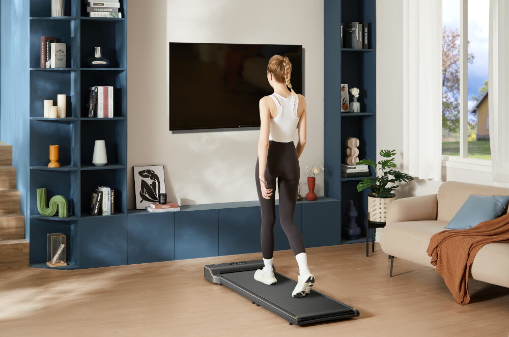 Bieżnia elektryczna KINGSMITH Z1 Fold Walking Device 550W 6km-h kobieta idzie na biezni na bezszczotkowy silnik o mocy 550 W płynna bezgłośna praca regulowana predkosc w zakresie od 1 do 6 km/h do relaksujących spacerów bardziej dynamicznego marszu waga 23 kg