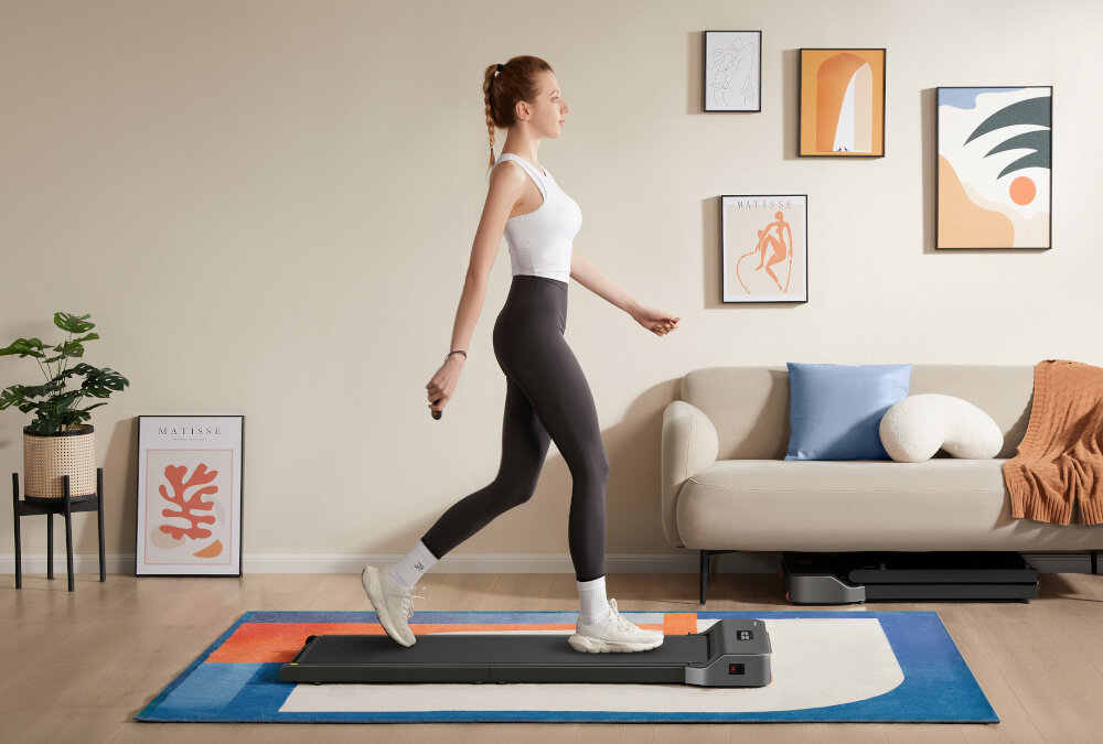 Bieżnia elektryczna KINGSMITH Z1 Fold Walking Device 550W 6km-h kobieta chodzi na bieżni powierzchnia bieżni 1210 x 400 mm stabilność bezpieczeństwo maksymalna waga do 110 kg smar silikonowy konserwacja bieżni długa żywotność
