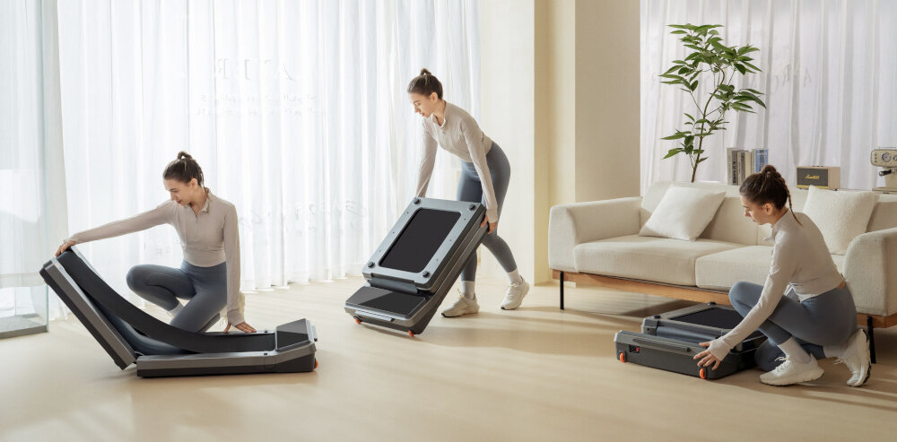 Bieżnia elektryczna KINGSMITH Z3 WalkingPad 735W 6km-h kobieta w trzech ujęciach składająca bieżnię składana konstrukcja wymiary po złożeniu do 855 x 602 x 195 mm łatwe przechowywanie wymiary po rozłożeniu wymiary 1472 x 765 x 1030 mm wygodna przestrzeń do ćwiczeń wbudowane kółka łatwy transport