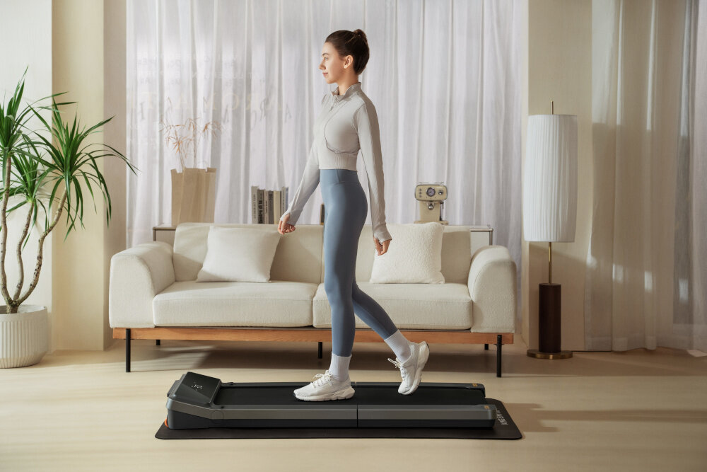 Bieżnia elektryczna KINGSMITH Z3 WalkingPad 735W 6km-h kobieta chodzi na bieżni w pokoju bezszczotkowy silnik o mocy 735 W cicha płyna praca zakres prędkości od 1 do 6 km/h dostosowanie intensywności treningu dla początkujących i zaawansowanych użytkowników