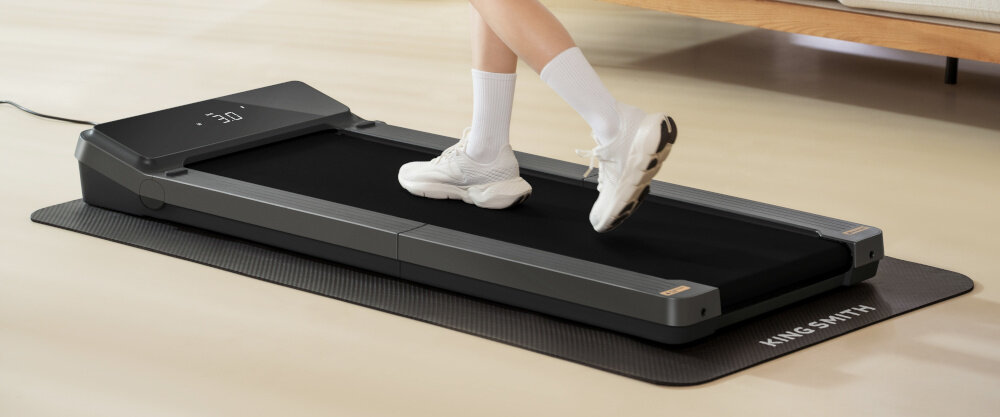 Bieżnia elektryczna KINGSMITH Z3 WalkingPad 735W 6km-h zbliżenie na pas biegowy powierzchnia do biegania o wymiarach 120 x 40 cm wygoda stabilność maksymalna waga użytkownika do 110 kg amortzacja EVA i PET bezpieczeństwo dla stawów klucz bezpieczeństwa ochrona podczas ćwiczeń bezpieczny trening