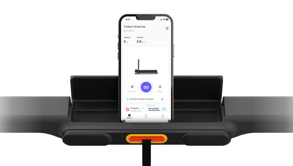 Bieżnia elektryczna KINGSMITH Z3 Hybrid+ Treadmill 735W 10km-h zbliżenie na uchwyt na telefon telefon na uchwycie z włączoną aplikacją czytelny wyświetlacz LED pilot zdalnego sterowania zasilany dwoma bateriami AAA aplikacja mobilną KS Fit kontrola treningu za pomocą telefonu komfort użytkowania specjalny uchwyt