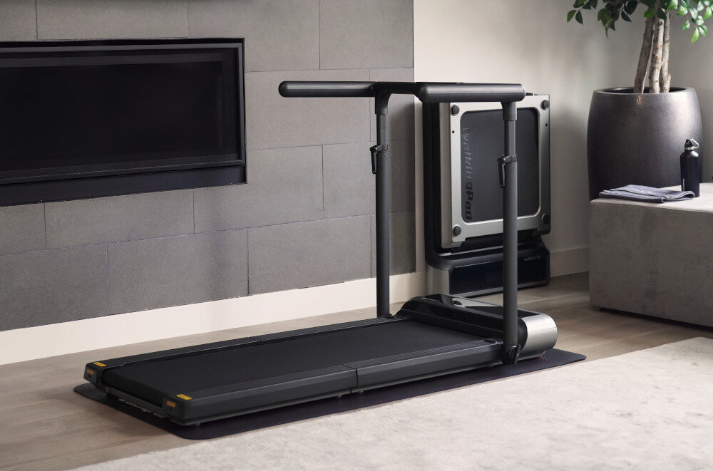 Bieżnia elektryczna KINGSMITH R3 Hybrid+ 735W 12km-h pomieszczenie dom bieżnia ustawiona na podłodze w tle telewizor i meble komfort intuicyjne sterowanie oszczędność miejsca składana konstrukcja