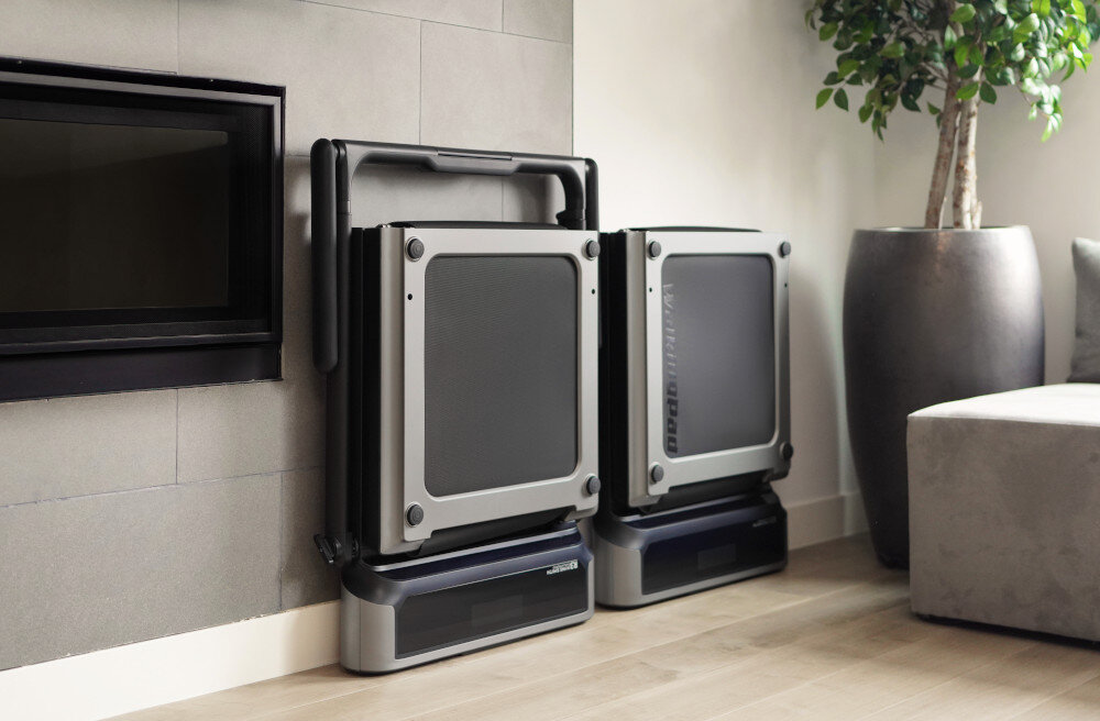 Bieżnia elektryczna KINGSMITH R3 Hybrid+ 735W 12km-h pomieszczenie dom bieżnia ustawiona pod ścianą w tle telewizor i meble funkcjonalność wygoda estetyka szeroki zakres prędkości od 1 do 12 km/h spacer marsz bieg składana konstrukcja zaawansowane funkcje