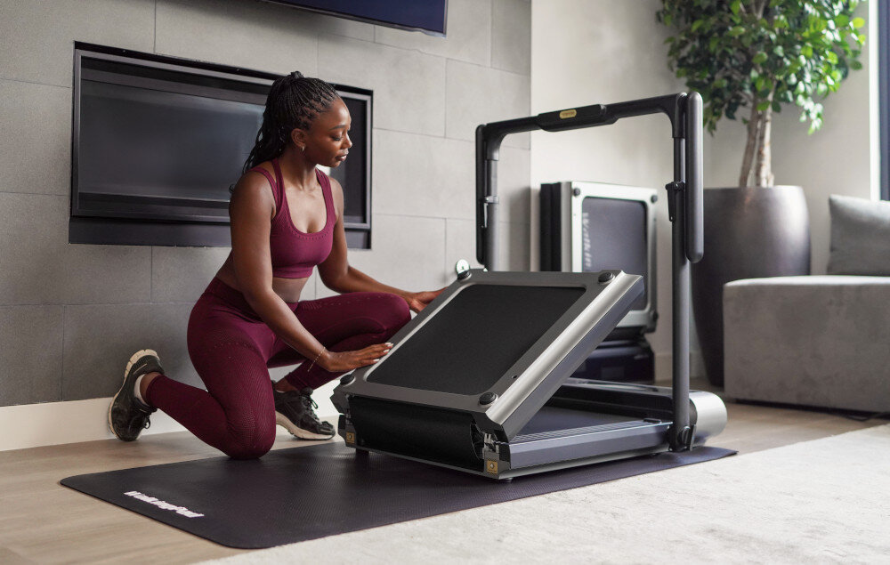 Bieżnia elektryczna KINGSMITH R3 Hybrid+ 735W 12km-h pomieszczenie dom kobieta składa bieżnię postępy w treningu na tablecie bezszczotkowy silnik o mocy 1 HP cicha płynna praca zdalne sterowanie za pomocą pilota zasilanie dwie baterie AAA kontrola nad treningiem aplikacja KS Fit sterownaie za pomocą smartfona pełna kontrola parametrów dostosowanie treningu