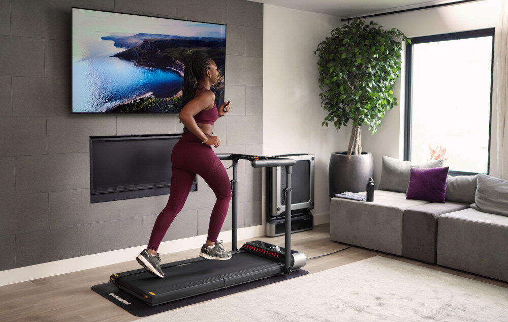 Bieżnia elektryczna KINGSMITH R3 Hybrid+ 735W 12km-h pomieszczenie dom  kobieta biegnie na bieżni regulowana prędkość w zakresie od 1 do 12 km/h powierzchnia pasa bieżnego 44 x 120 cm wygoda solidna konstrukcja maksymalna waga użytkownika do 120 kg