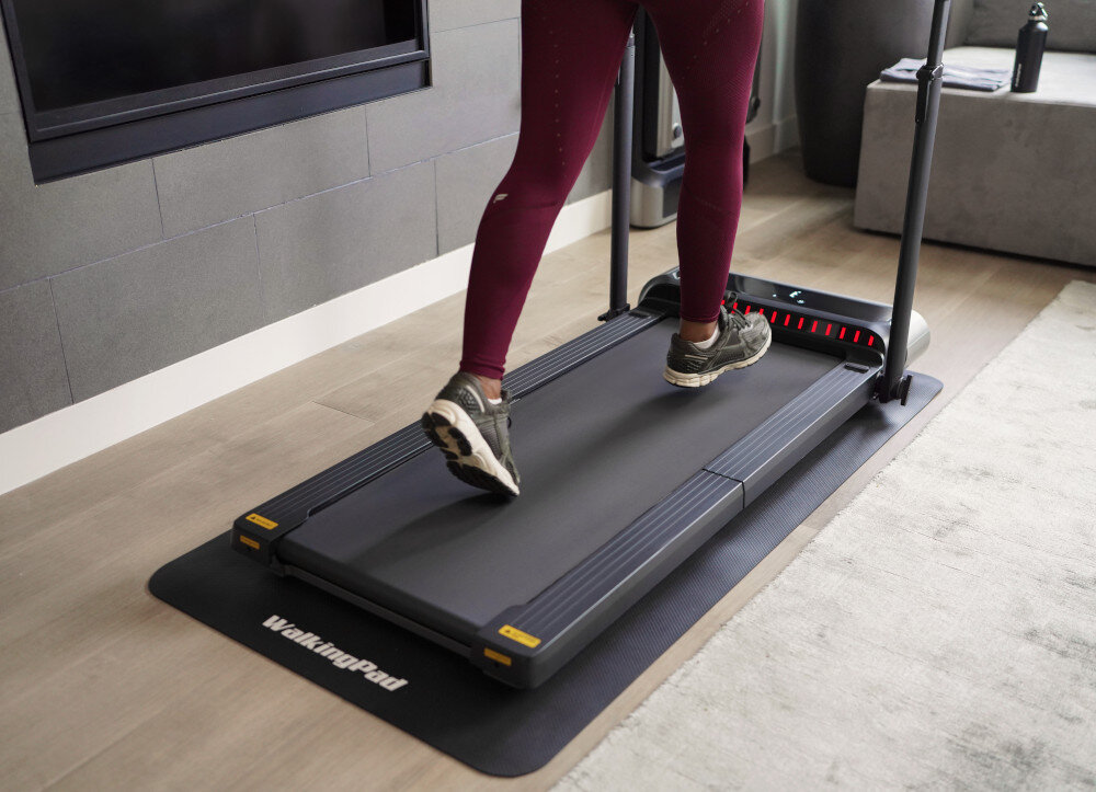 Bieżnia elektryczna KINGSMITH R3 Hybrid+ 735W 12km-h pomieszczenie dom kobieta biegnie po bieżni zbliżenie na pas bezpieczeństwo antypoślizgowy materiał stabilność bezpieczne użytkowanie funkcja automatycznego wyłączania zatrzyma się natychmiast