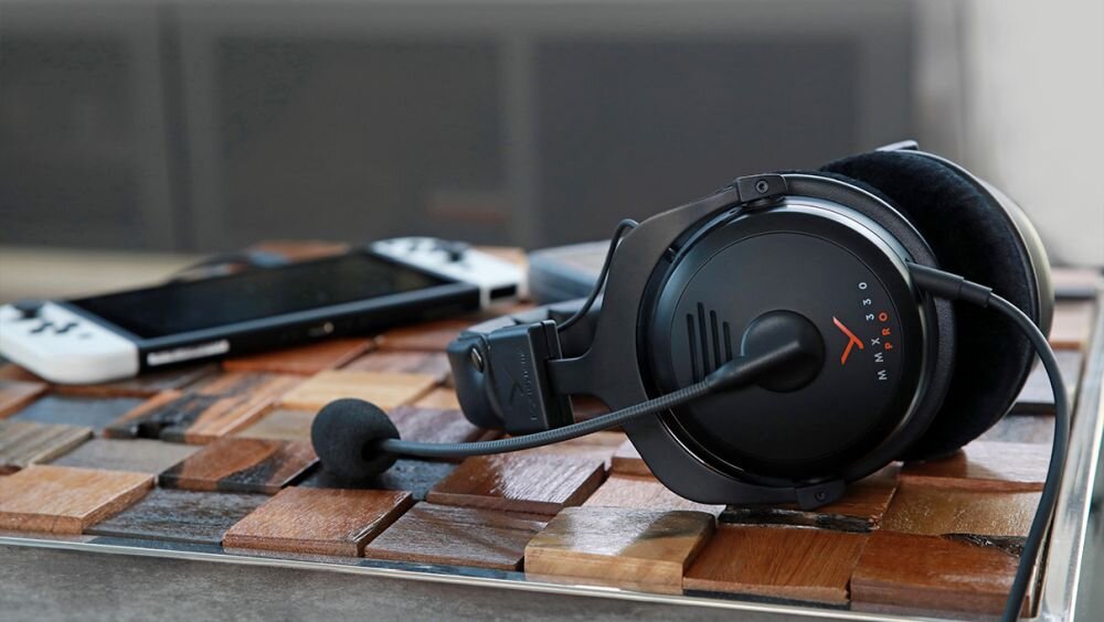 beyerdynamic MMX 330 Pro sluchawki lezace na blacie lub biurku widoczna w tle konsola rozwoj sluchawki produkcja