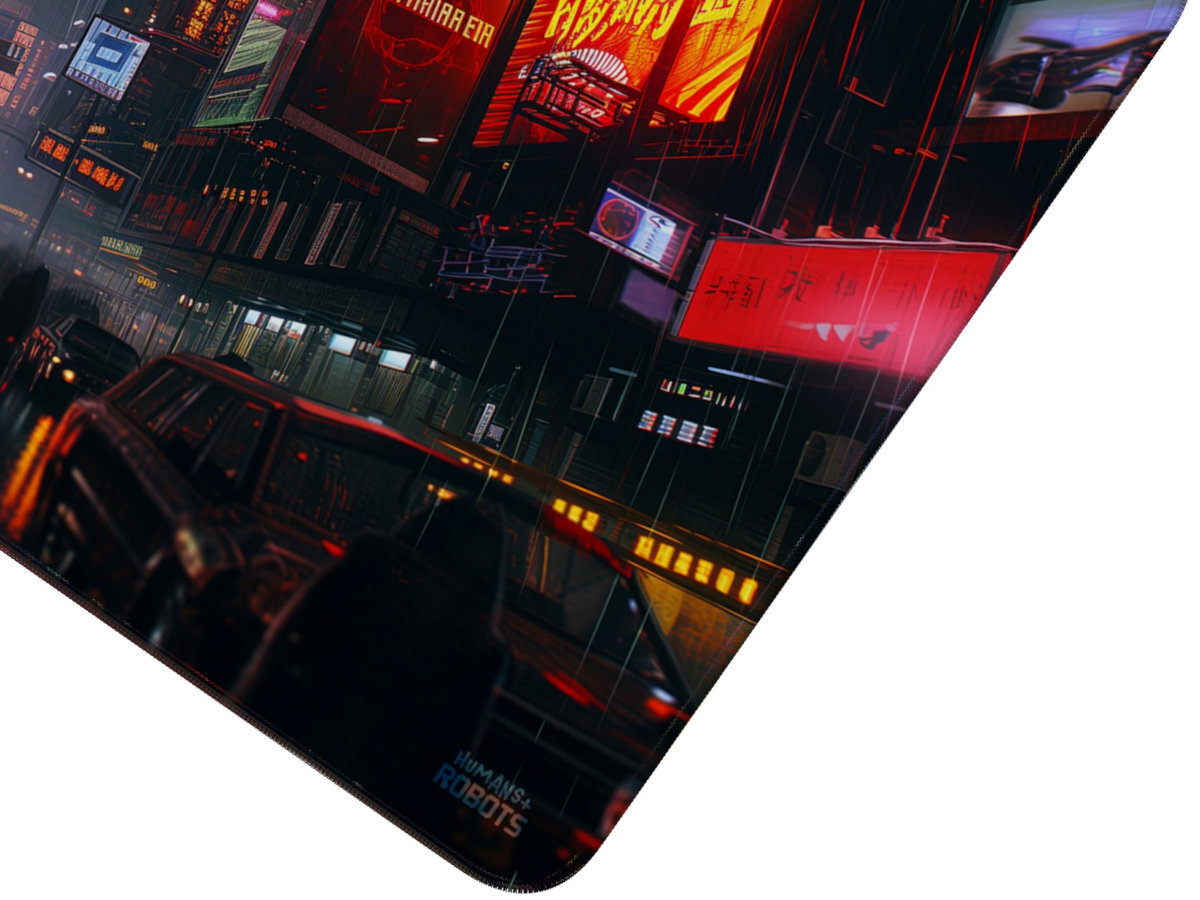 Podkładka HUMANS+ROBOTS wysokiej jakości nadrukiem metodą sublimacji kolory są intensywne i odporne na blaknięcie elementu dekoracyjnego biurka stanowiska gamingowego lub miejsca pracy - narożnik podkładki na białym tle