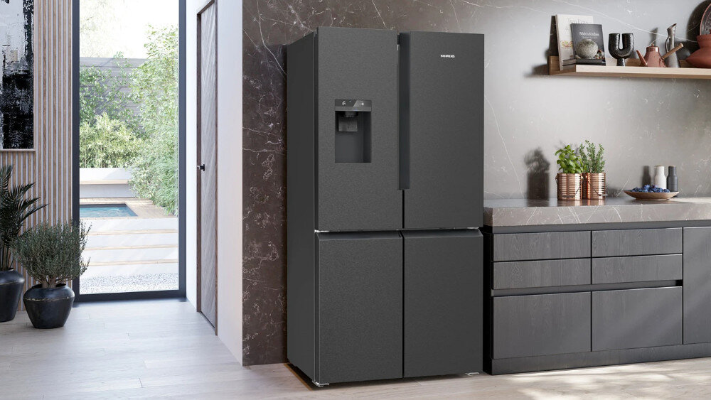 LODÓWKA SIEMENS KF96DAXEA MD Lodówka multi‑door Siemens w matowym, grafitowym wykończeniu ustawiona w kuchni. Prosta bryła z dyspenserem w drzwiach podkreśla elegancki, minimalistyczny charakter urządzenia ecoMode oszczędzanie energii tryb ekologiczny