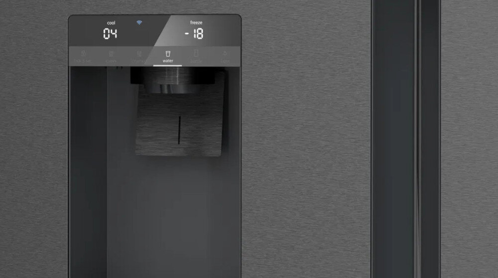 LODÓWKA SIEMENS KF96DAXEA MD Zbliżenie na panel dyspensera w lodówce Siemens z dotykowym wyświetlaczem temperatury chłodziarki i zamrażarki. Minimalistyczny design oraz zintegrowany dozownik wody podkreślają nowoczesny charakter urządzenia dystrybutor wody i lodu kostkarka filtrowana woda kostki lód kruszony