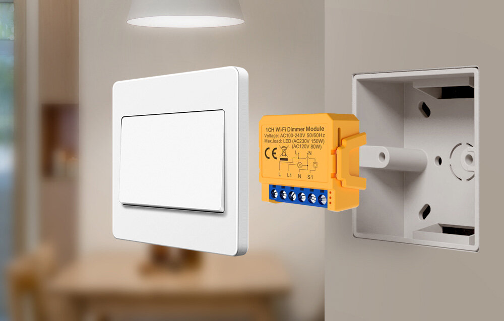 Na obrazie widać biały przełącznik ścienny oraz żółty moduł 1CH Wi-Fi Dimmer Module z widocznymi oznaczeniami technicznymi i złączami. Moduł jest umieszczony obok otwartej puszki elektrycznej w ścianie.