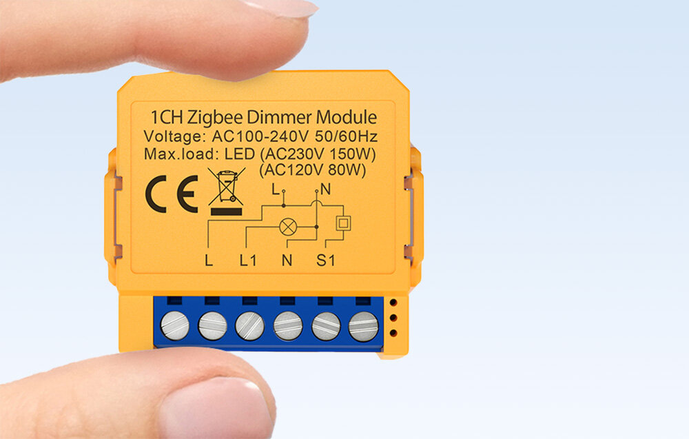 Osoba trzyma żółty moduł ściemniacza z napisem \'1CH Zigbee Dimmer Module Voltage: AC100-240V 50/60Hz Max.load: LED (AC230V 150W) (AC120V 80W)\'. Widoczne są symbole CE oraz schemat podłączenia elektrycznego.