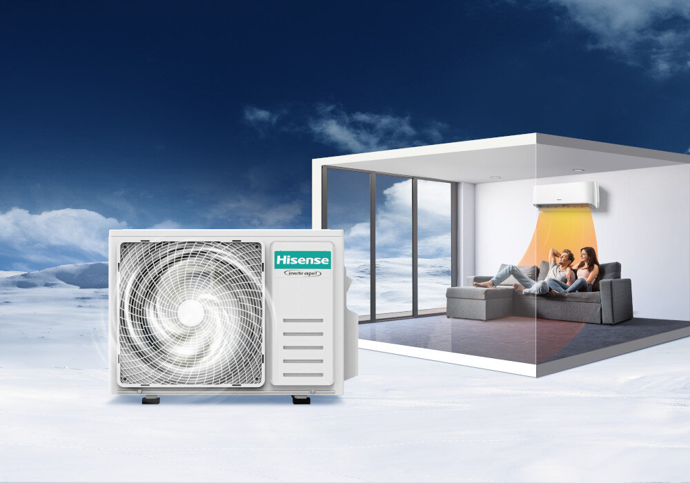 Na obrazie widoczny jest klimatyzator zewnętrzny z logo \'Hisense\' oraz przeszklony pokój z sofą i klimatyzatorem wewnętrznym. W tle znajduje się zimowy krajobraz.