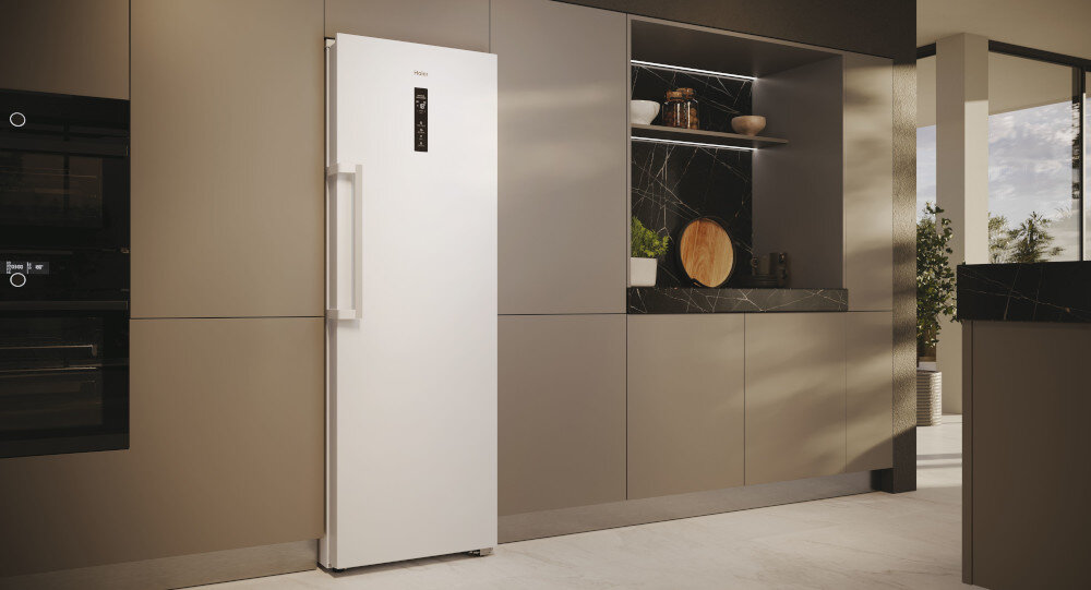 ZAMRAŻARKA HAIER H4F272WEH1 zdjęcie lifestylowe wizualizacja nigdy więcej szronu no frost pojemności 276 litrów przełączenie funkcji zmiana trybu 37 dB wyświetlacz dotykowy światło LED solidna konstrukcja powiadomienia dźwiękowe niedomknięcie drzwi sygnał dźwiękowy