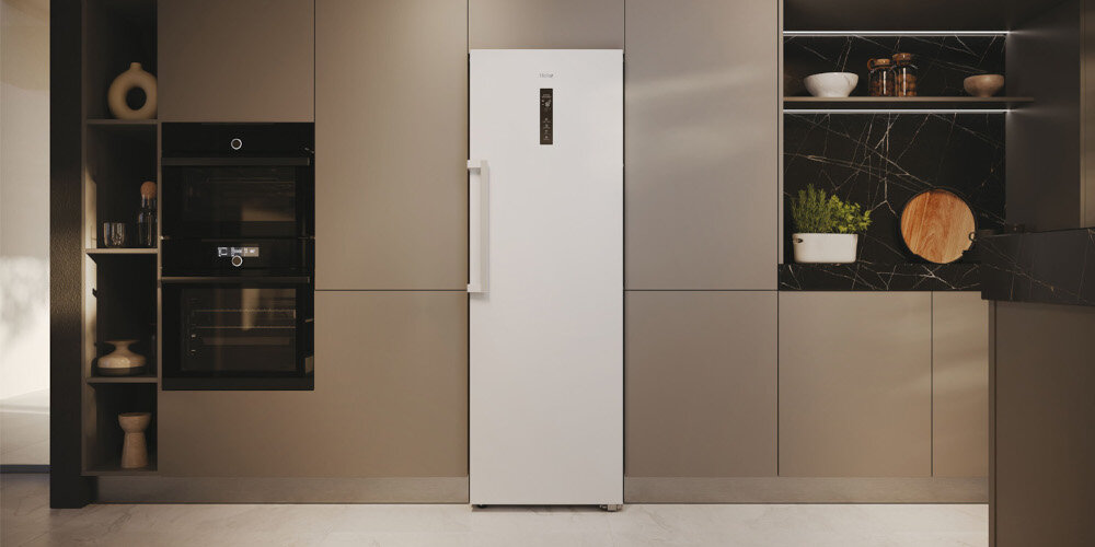 ZAMRAŻARKA HAIER H4F272WEH1 zdjęcie lifestyle wizualizacja front zamknięta drzwi panel kuchnia zabudowa Dopasowana do wnętrza minimalizm funkcjonalność