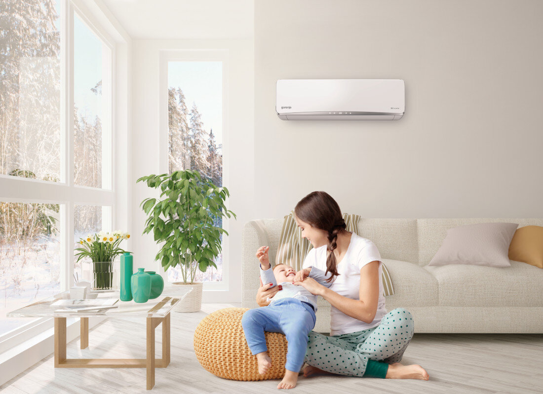 Klimatyzator Split, Pompa ciepła powietrze - powietrze GORENJE Pandora AST-18UW4RXSKG01G zdjęcie lifestyle prezentacja osoba na zdjęciu wygłupia się z dzieckiem Komfort i kontrola klimatu