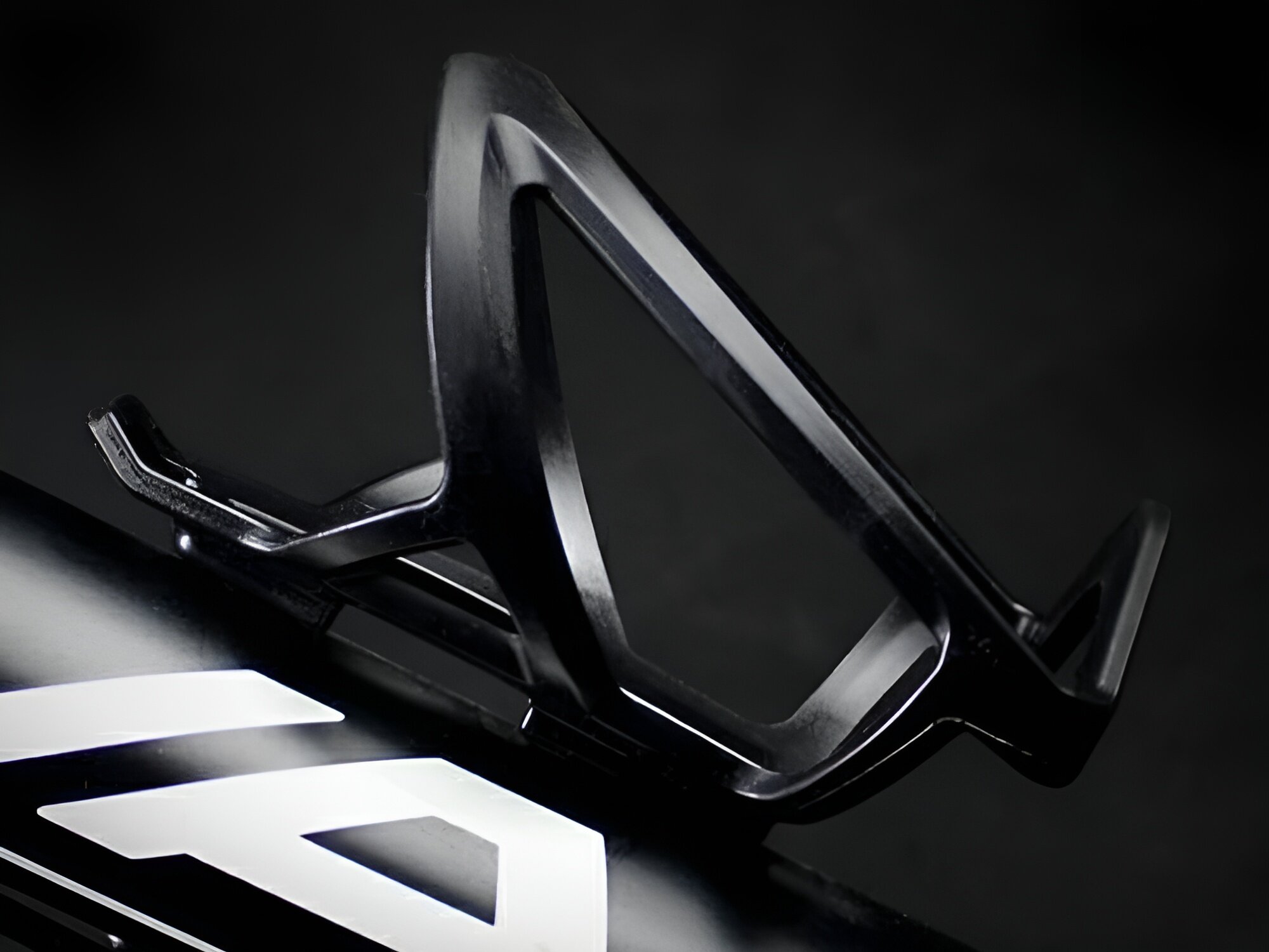 Uchwyt na bidon WILDMAN U2 zbliżenie na uchwyt przymocowany do ramy roweru uchwyt na bidon koszyk trzymak mocowanie