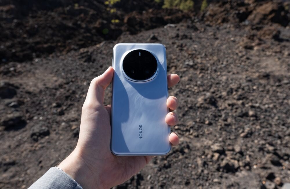 Smartfon HONOR Magic 7 Pro Gemini smartfon w ręku