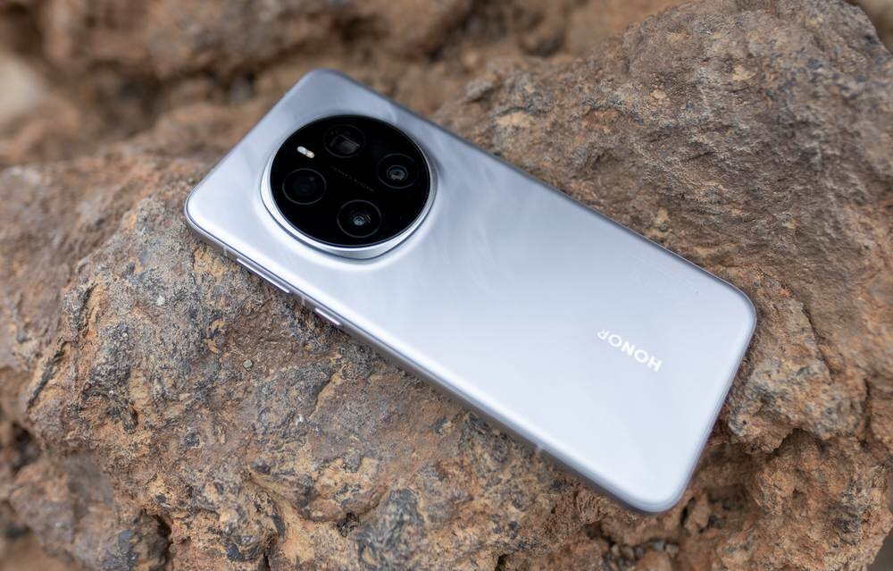Smartfon HONOR Magic 7 Pro osłona HONOR NanoCrystal Shield smartfon na skałach