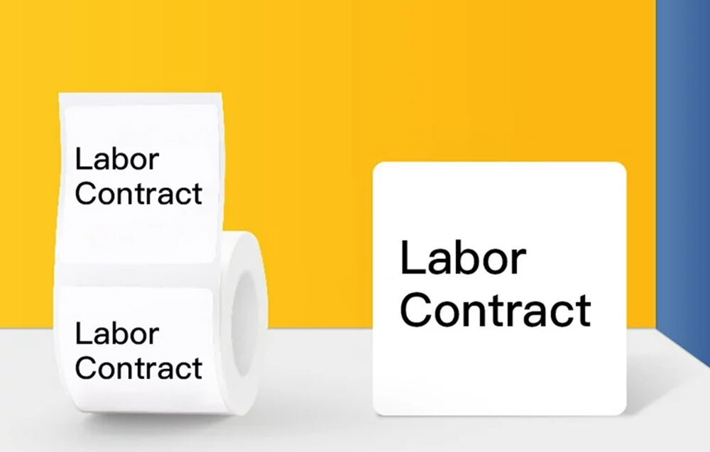 Na obrazie widoczne są białe etykiety z napisem \'Labor Contract\', jedna w formie rolki, a druga jako pojedyncza naklejka na tle żółto-niebieskiej ściany.