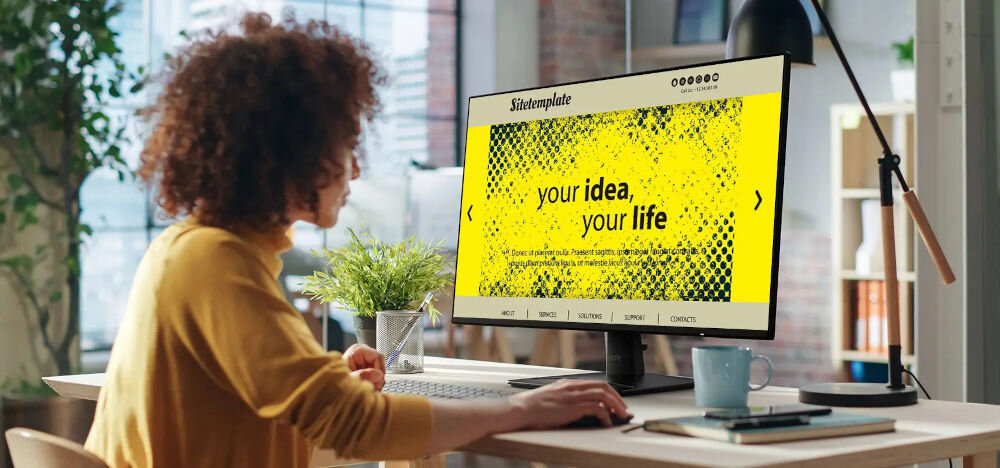 Monitor MSI Pro MP271A E2 27 cali 1920x1080px IPS 120Hz 1 ms [MPRT] prezentacja użytkowania monitora kobieta siedząca przy biurku cienkie ramki płynny obraz EyesErgo MSI Power Link wsparcie wygody komfort efektywność