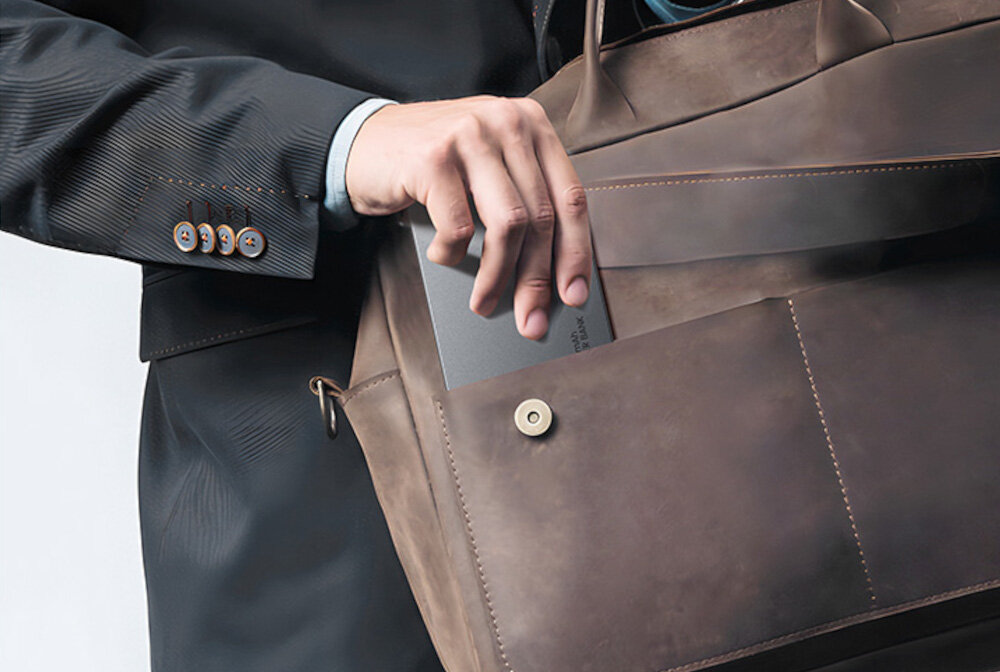 Powerbank indukcyjny USAMS US-CD231 5000 mAh magnes, trzymanie, sila przyciagania, bezpieczenstwo powerbank w kieszeni torby