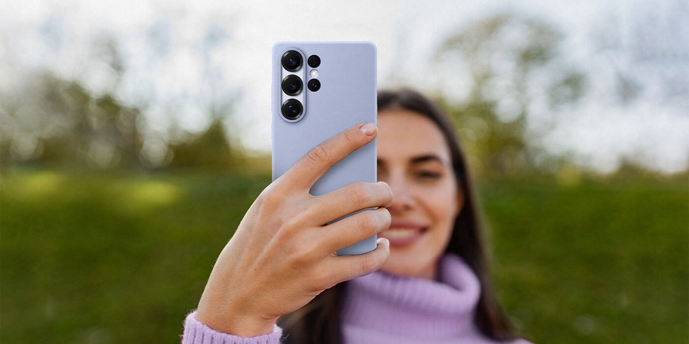 Osoba trzyma Galaxy S25 Ultra z założonym szarym etui Silicone Case.