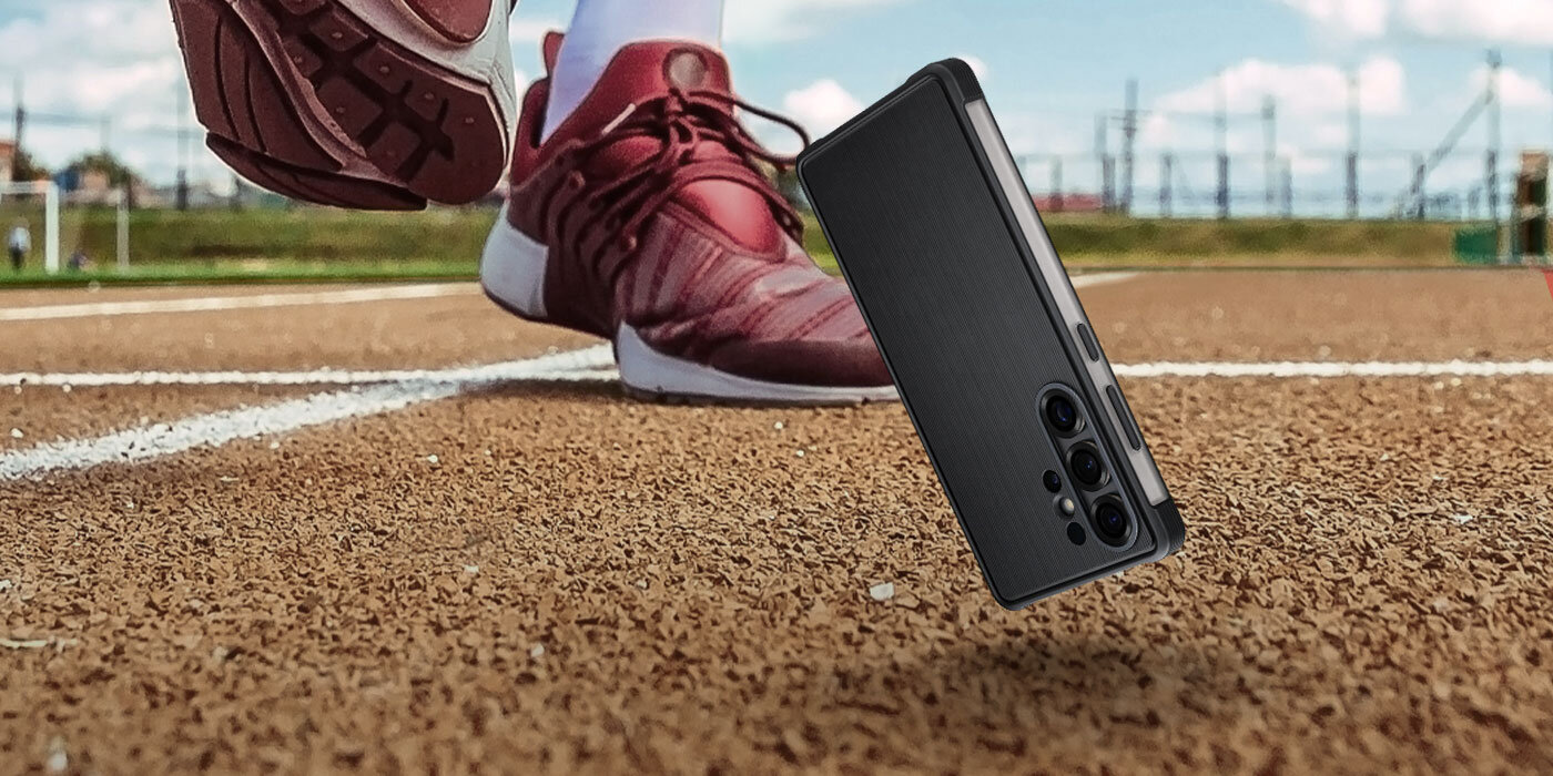 Smartfon Galaxy S25 Ultra z założonym etui Rugged Case jest pokazany na tle szorstkiego podłoża do biegania.